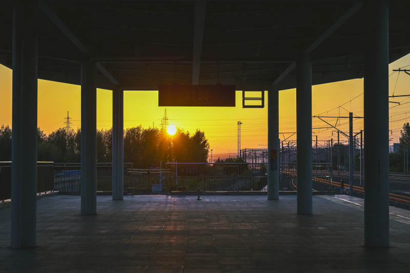 延吉西站站台日落美景图片