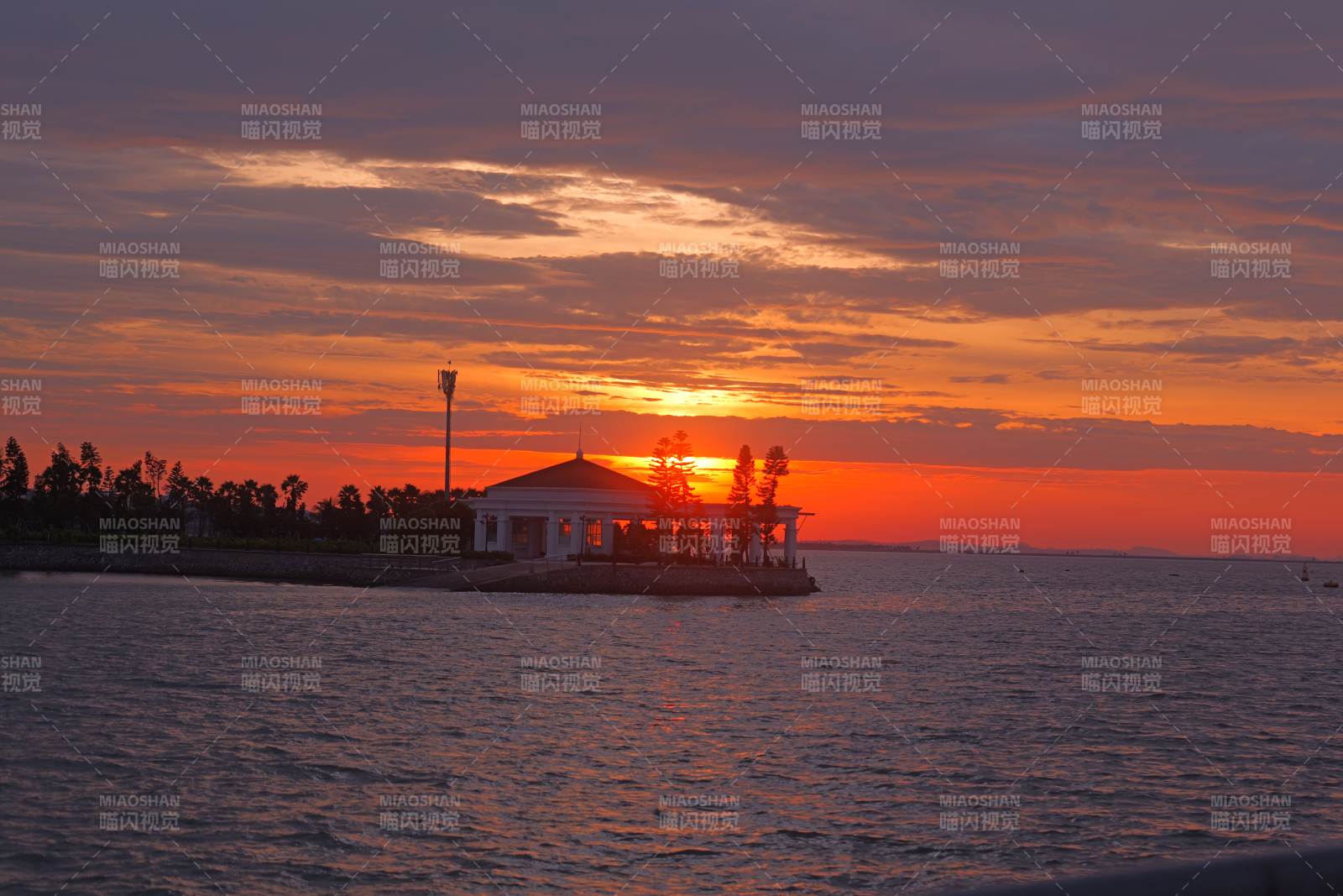 夕阳下的海边小屋（越南下龙湾）图片