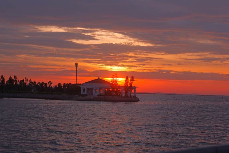 夕阳下的海边小屋（越南下龙湾）图片