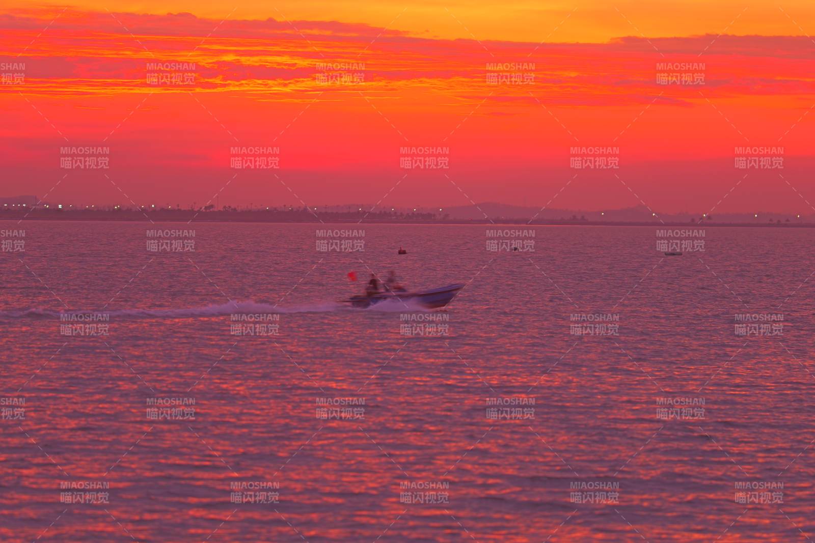 夕阳下的海钓船图片