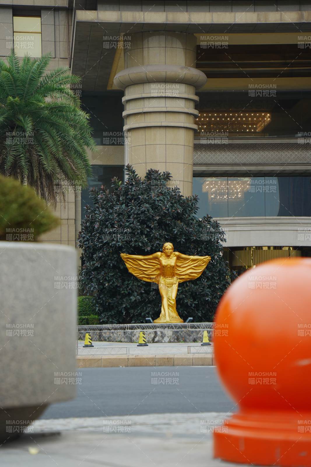 路边的金色天使雕像图片