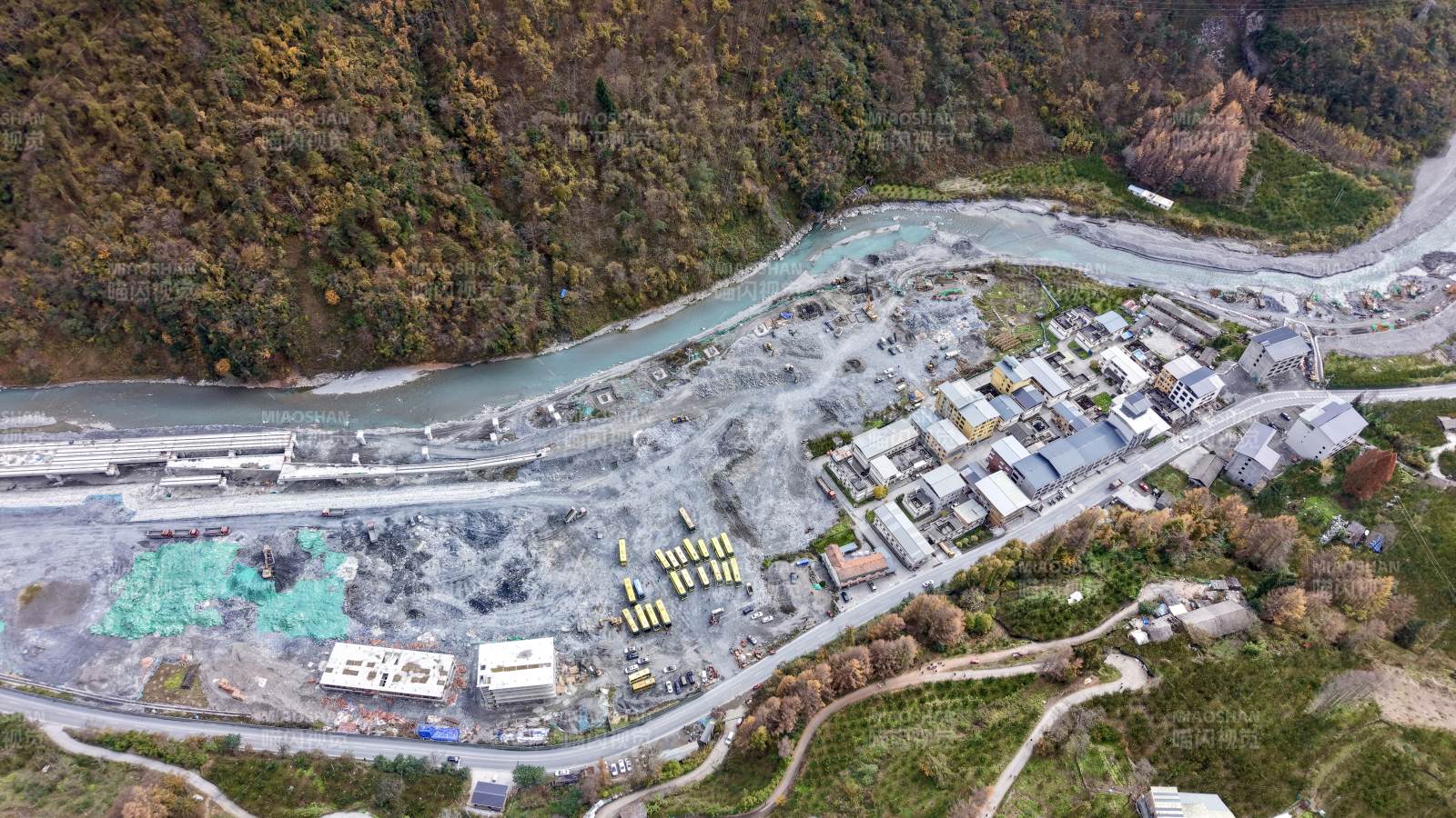 山谷中的工业区航拍（川西）图片