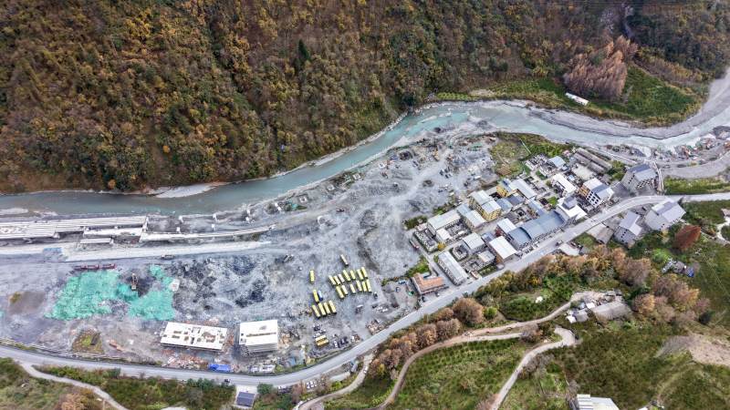 山谷中的工业区航拍（川西）图片