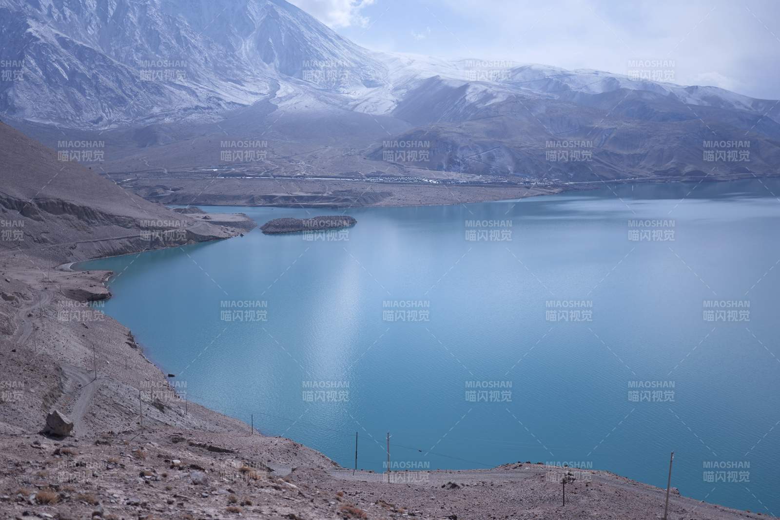 雪山映湖 静谧如画（新疆白沙湖）图片