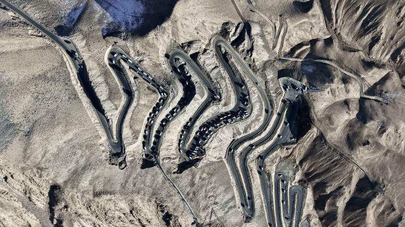 蜿蜒山路穿越沙漠（新疆盘龙公路）图片