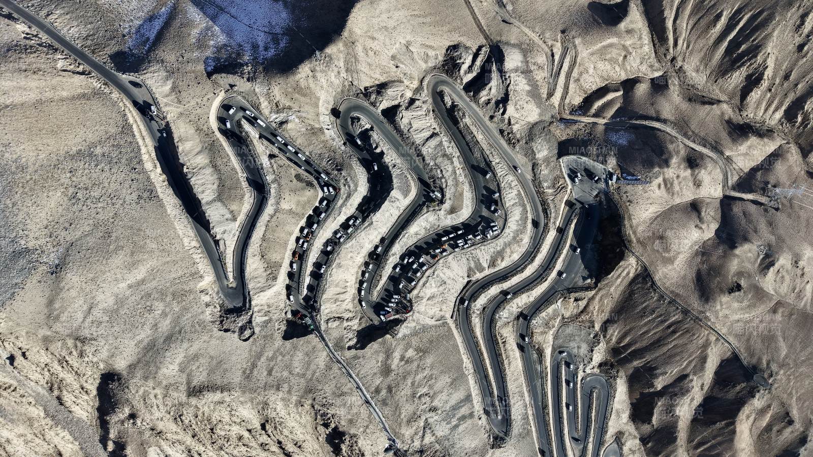 蜿蜒山路穿越沙漠（新疆盘龙公路）图片