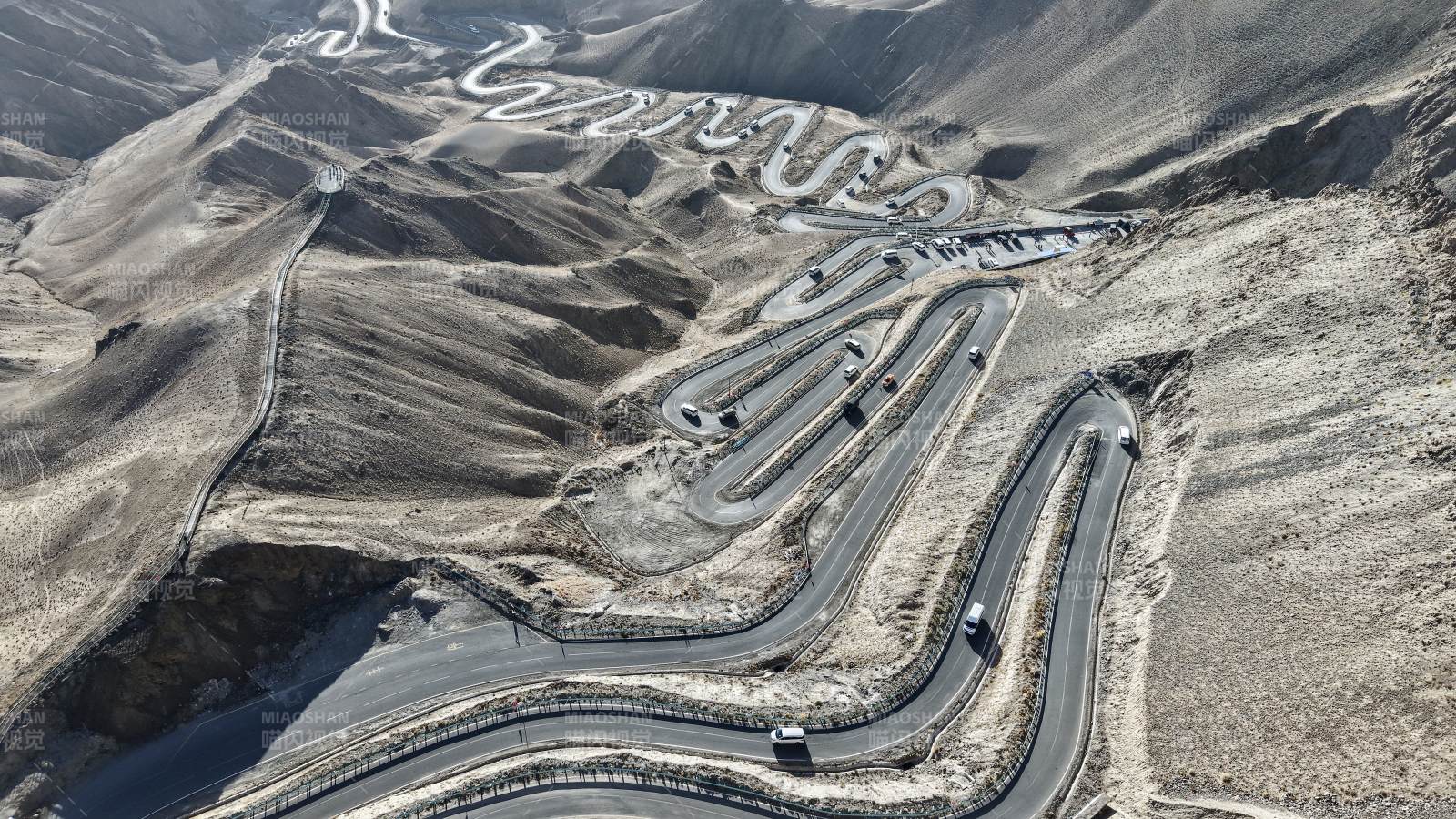 蜿蜒山路穿越荒漠（新疆盘龙公路）图片