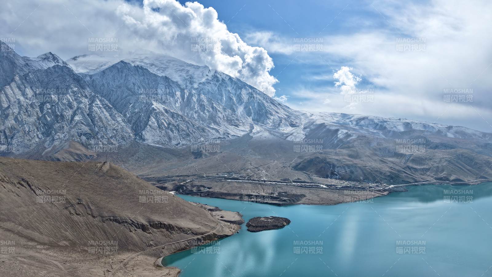 雪山映湖光（新疆白沙湖）图片