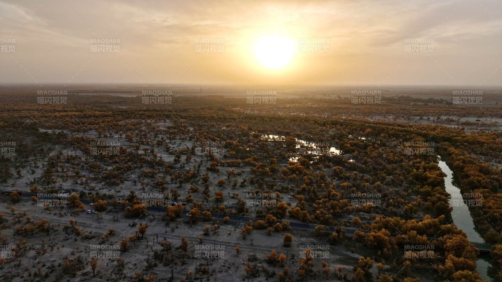 沙漠日落美景（新疆轮台）图片
