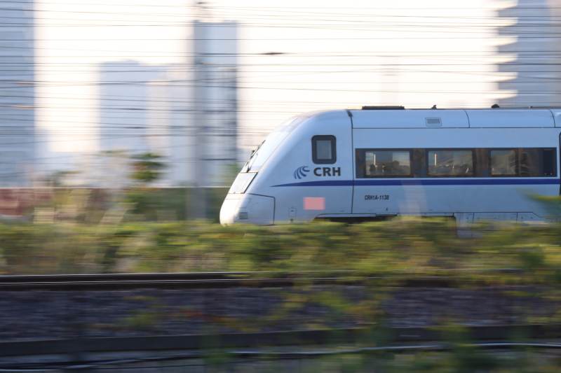 CRH高速列车疾驰图片