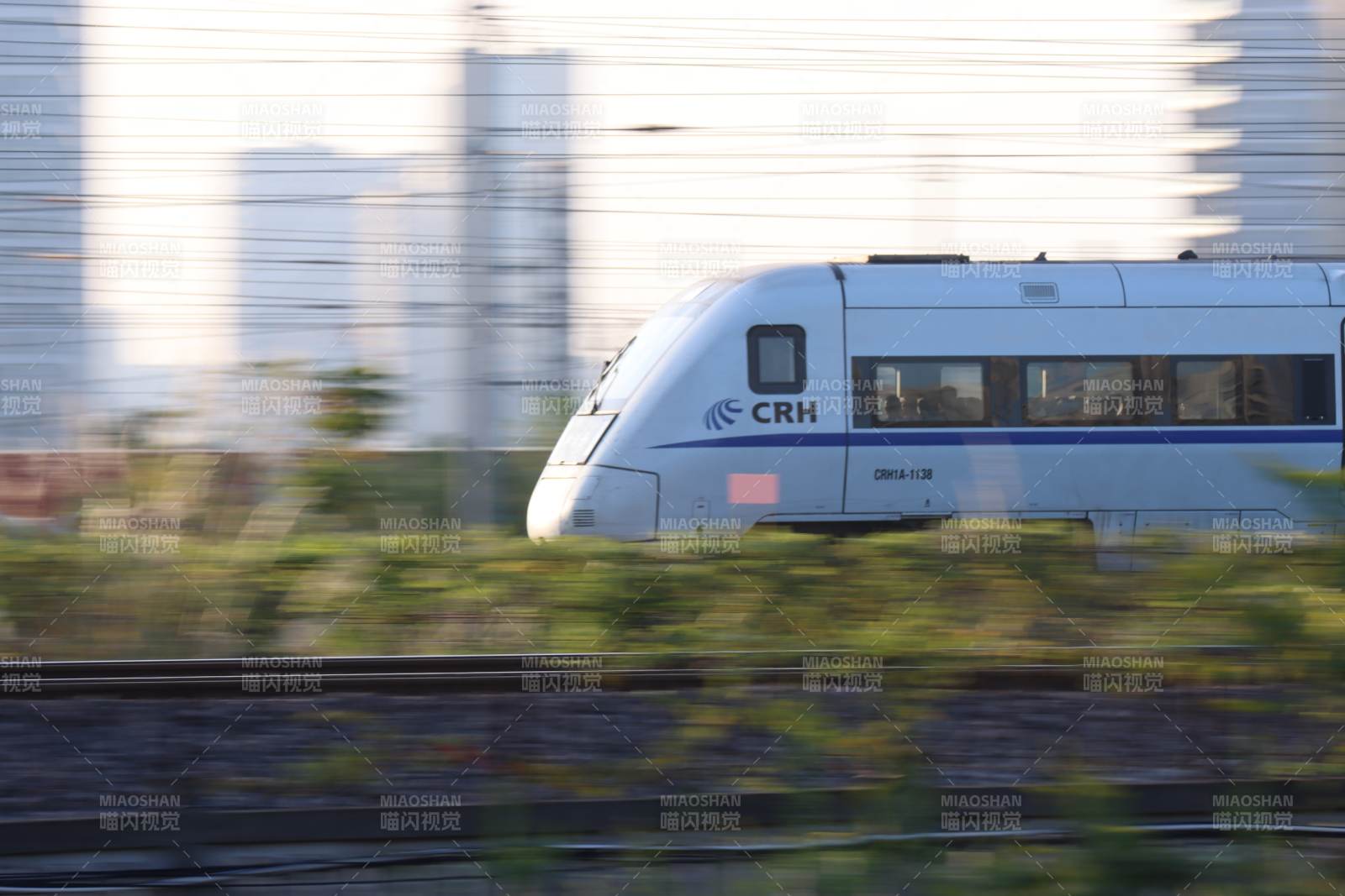 CRH高速列车疾驰图片