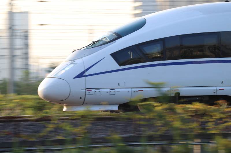 高速列车疾驰而过图片