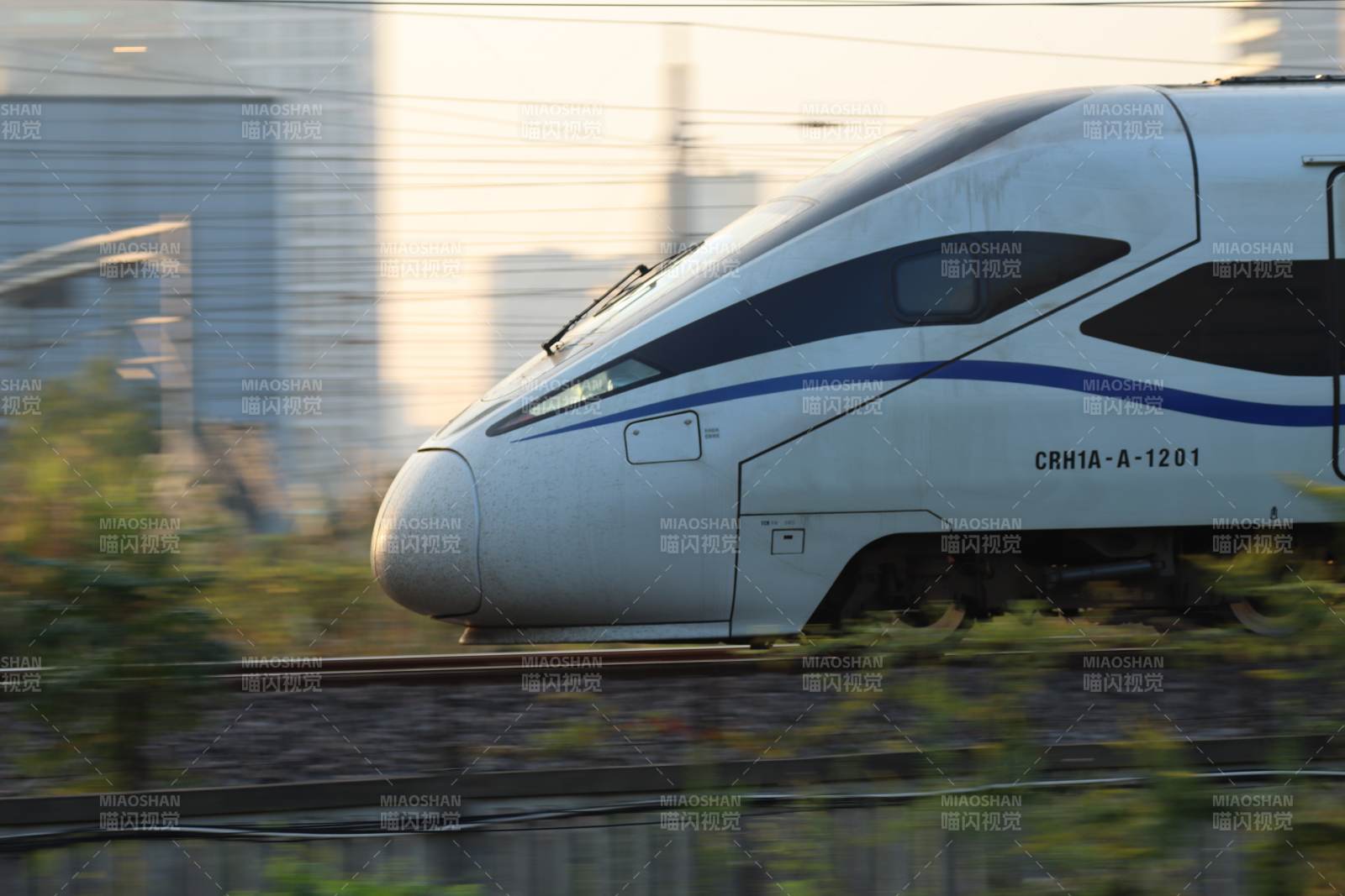 高速列车疾驰而过图片