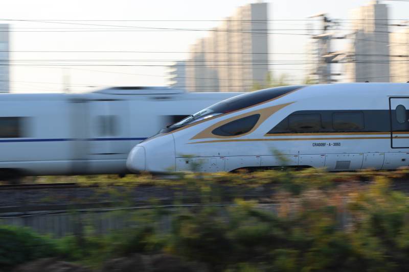 高速列车疾驰而过图片