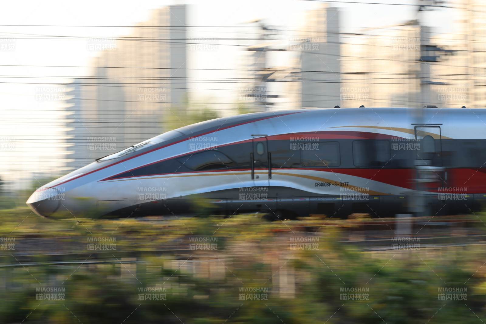 高速列车飞驰而过图片