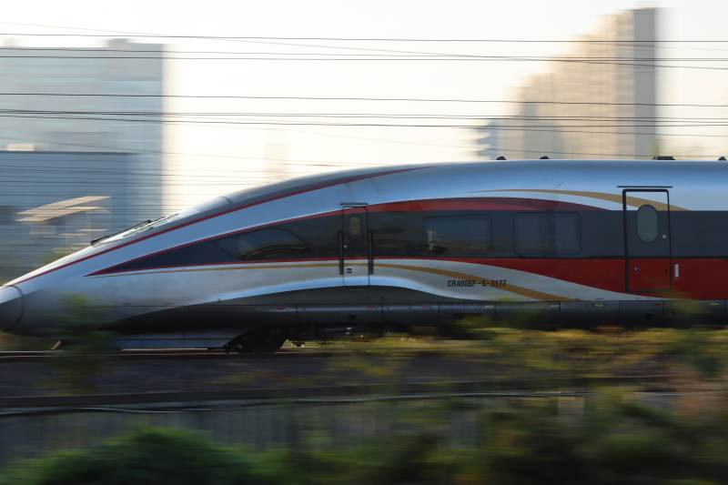 高速列车疾驰而过杭州南站图片