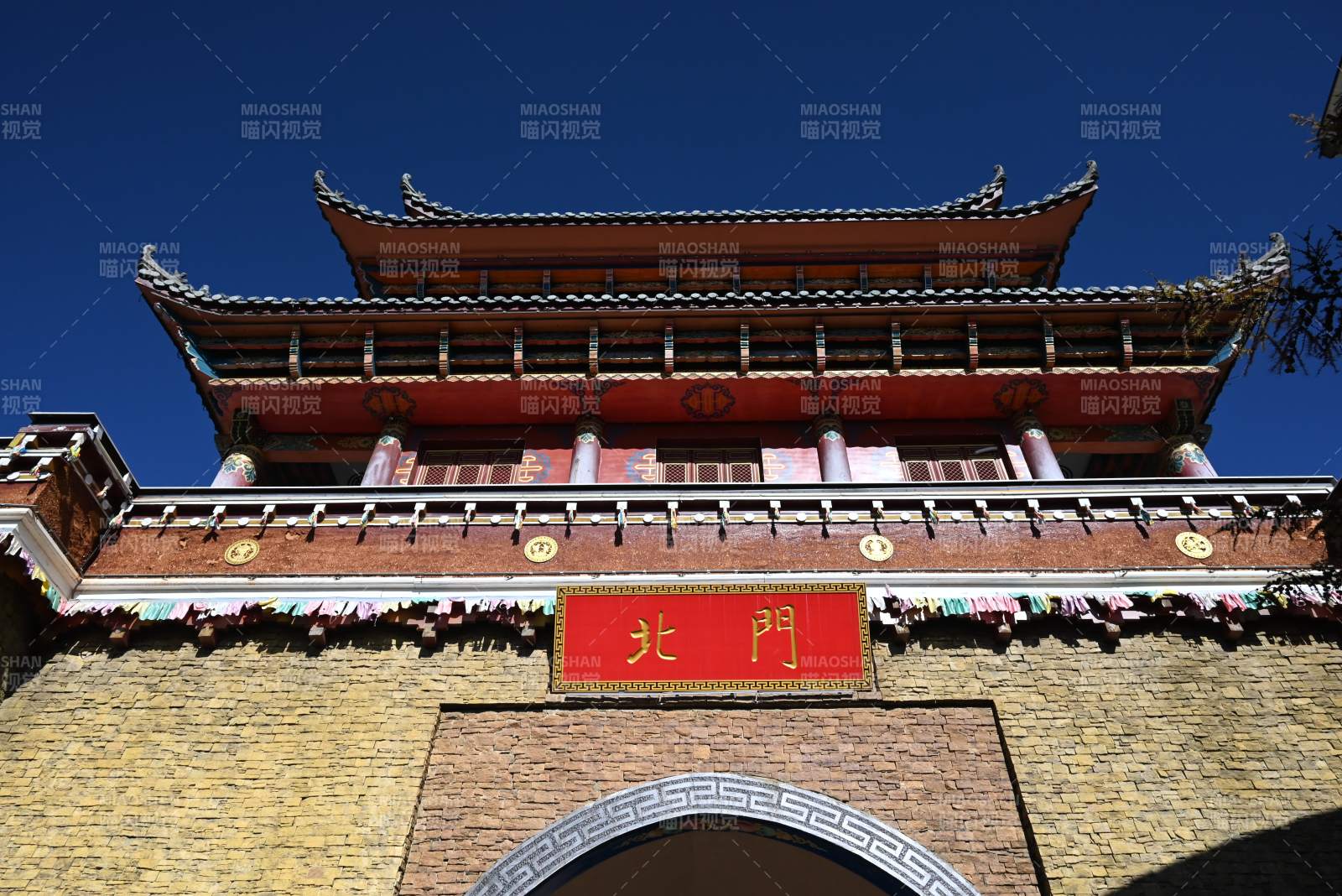 独克宗古城北门古楼风光图片