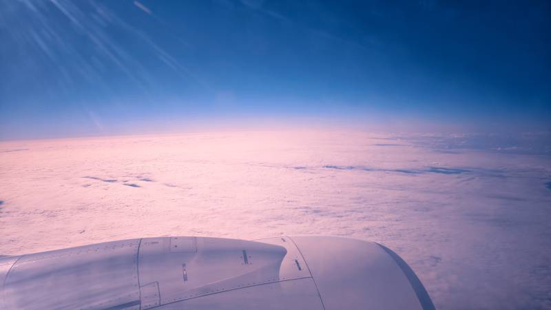 云海之上 翼影翱翔图片