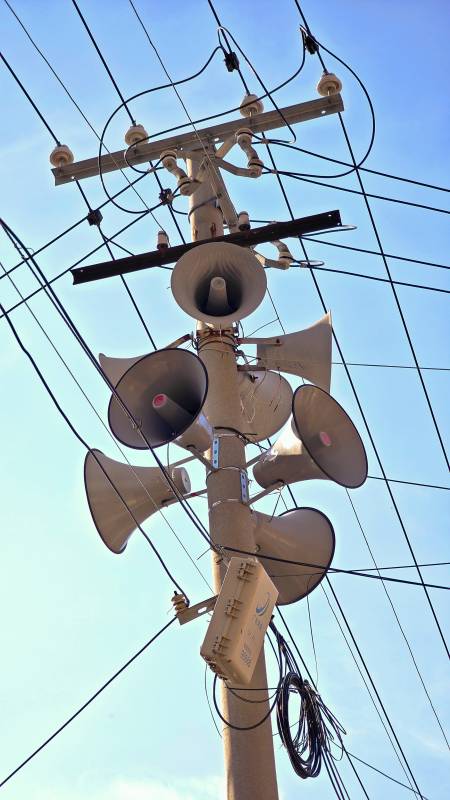 电线杆上的喇叭阵图片