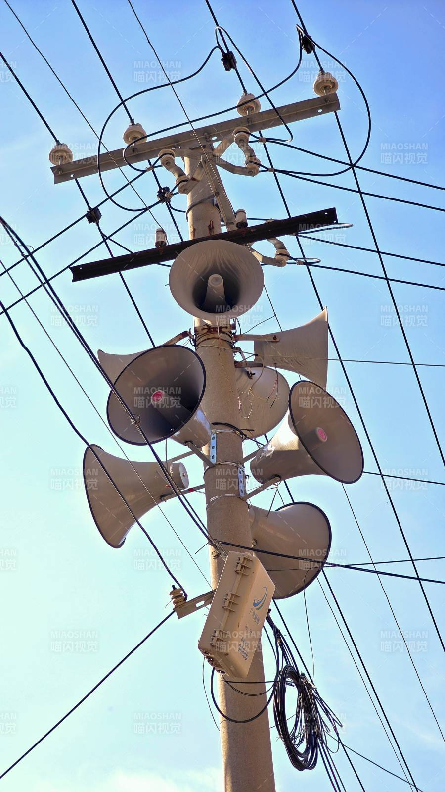 电线杆上的喇叭阵图片