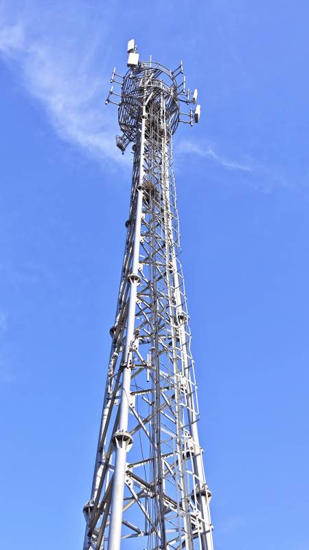 通信塔矗立蓝天图片
