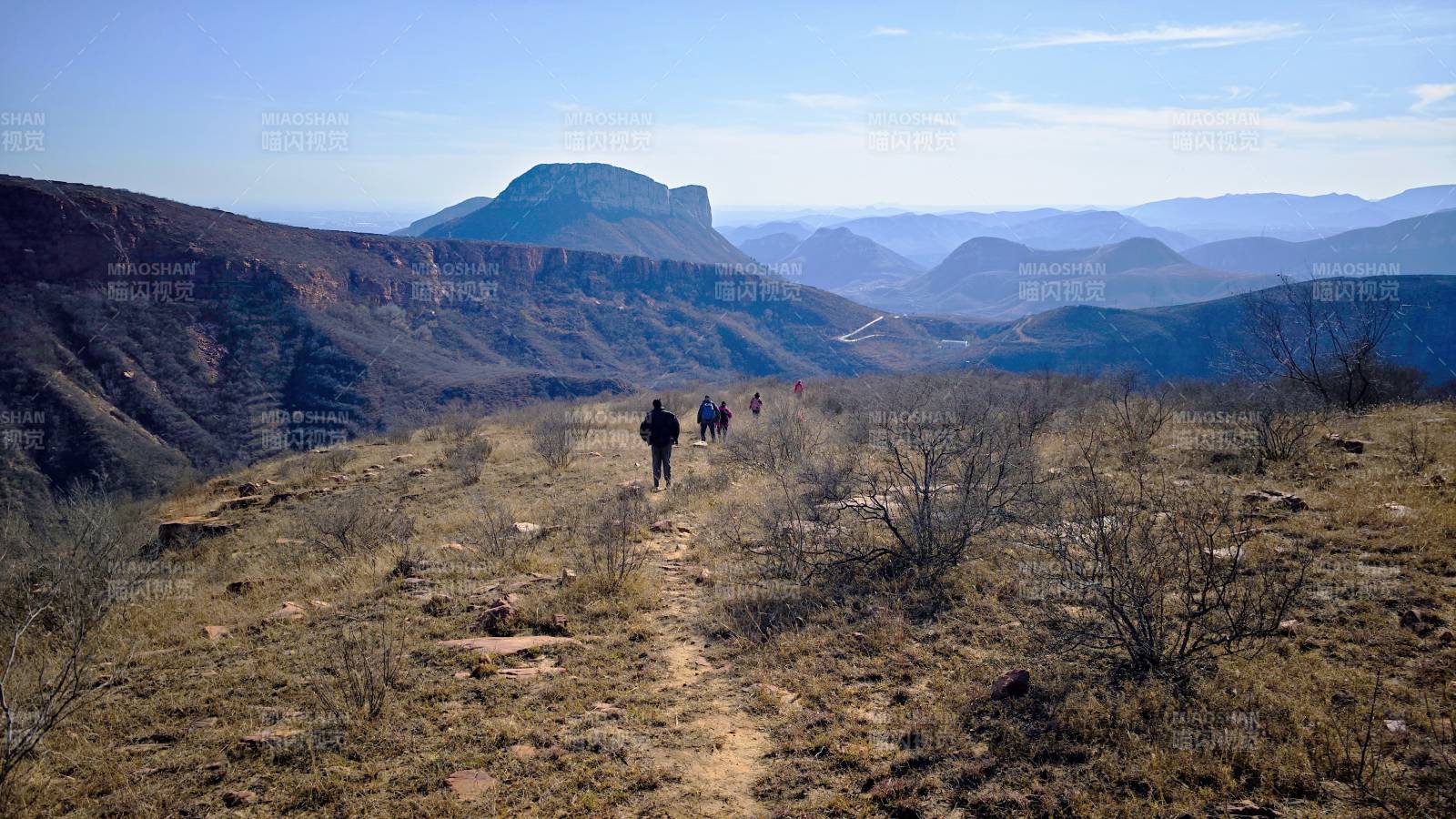 在太行山山间徒步远行图片