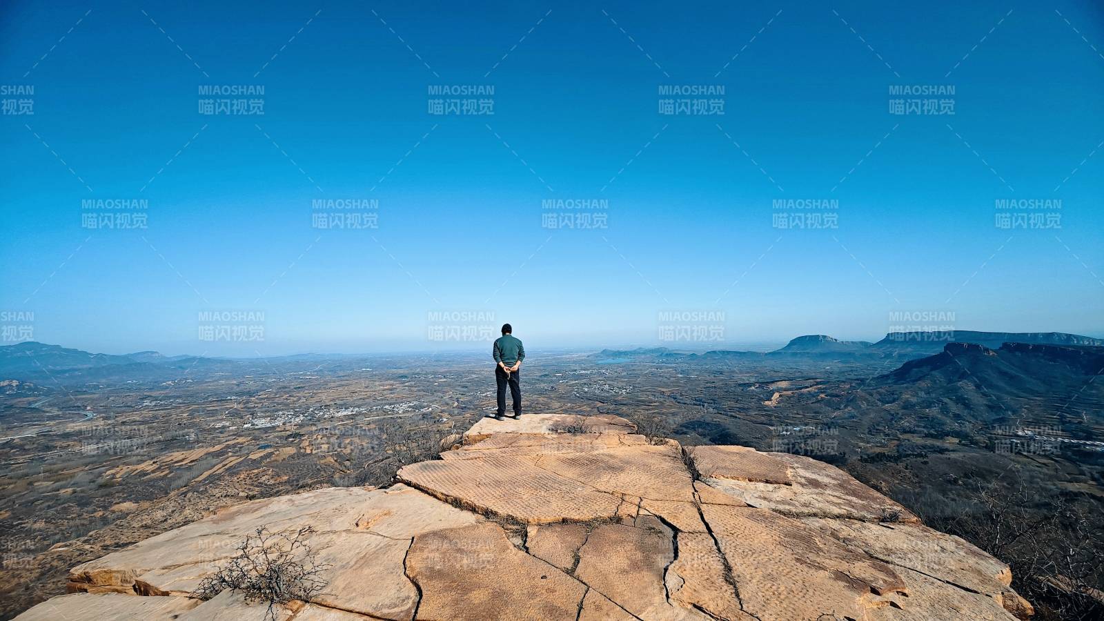太行山上登高望远 俯瞰苍茫大地图片