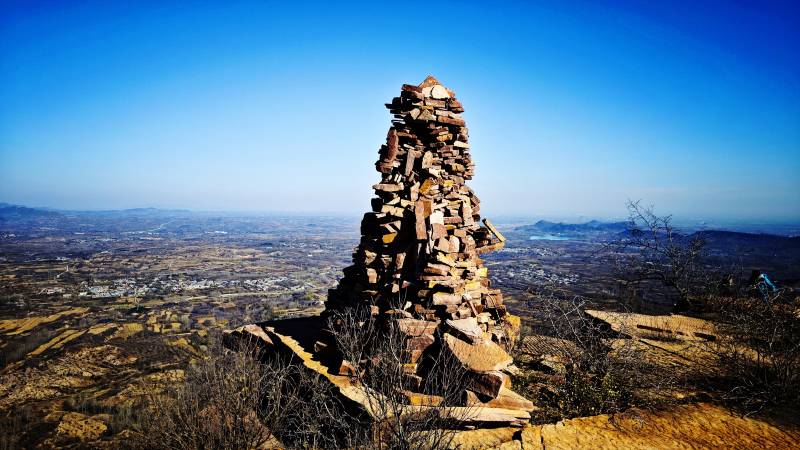 山间顶峰之上的石堆图片