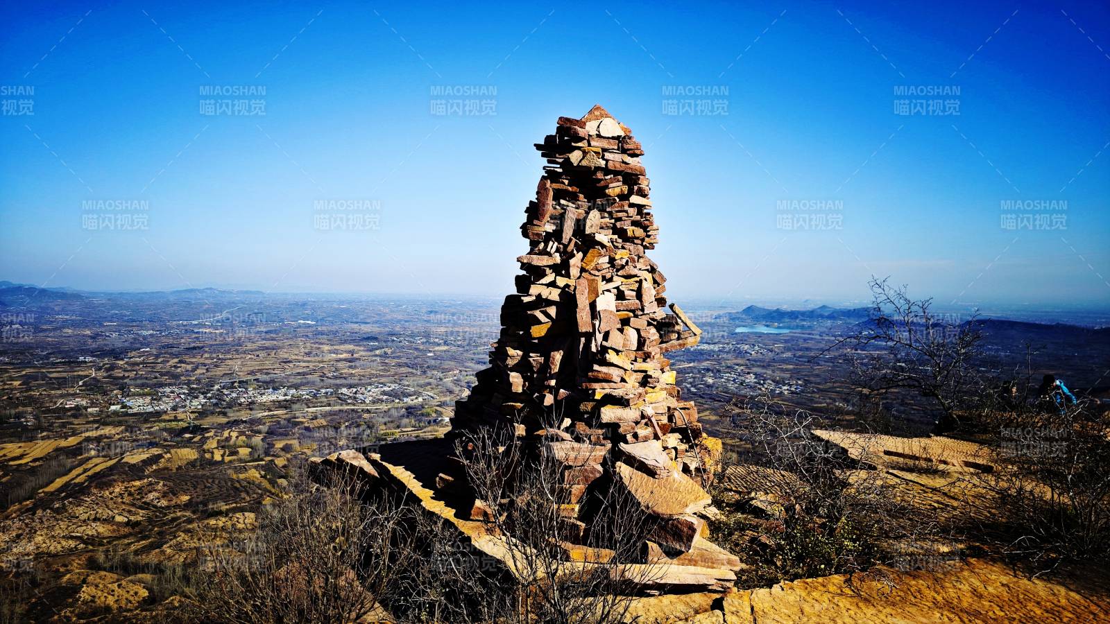 山间顶峰之上的石堆图片