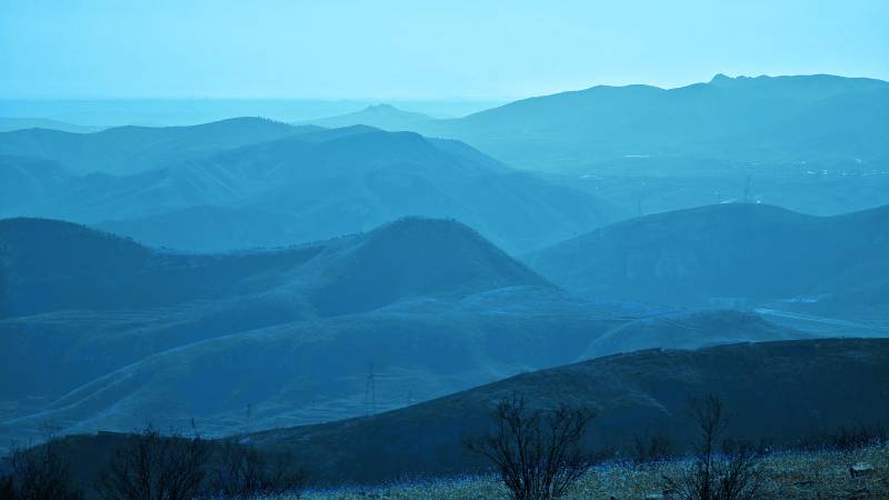河北太行山壮美脉层峦叠嶂 蓝调山景图片