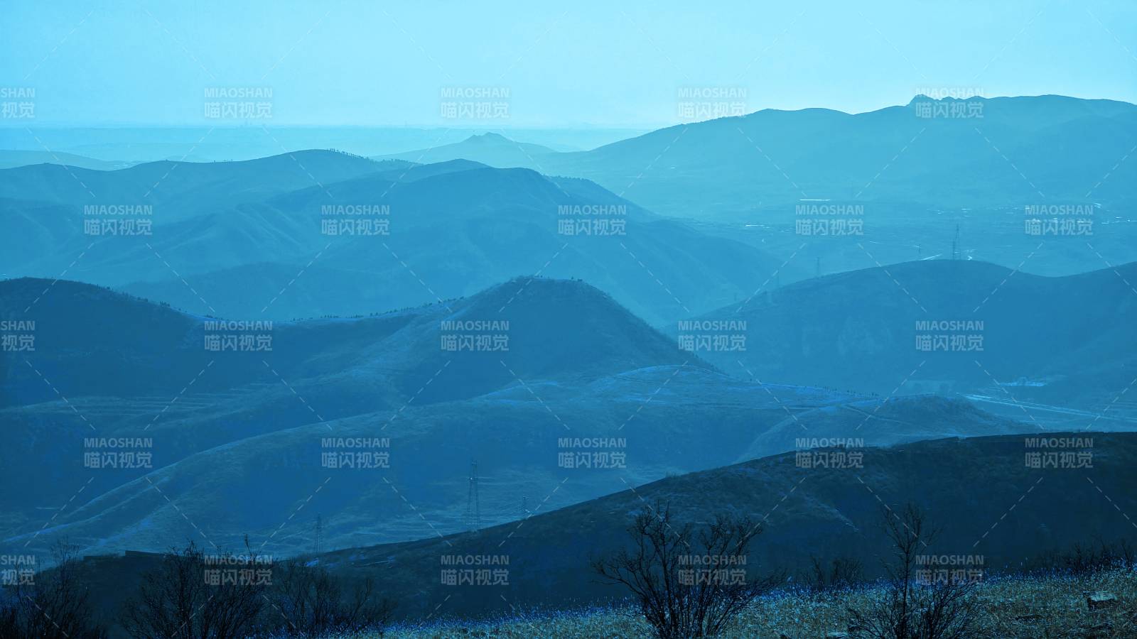 河北太行山壮美脉层峦叠嶂 蓝调山景图片
