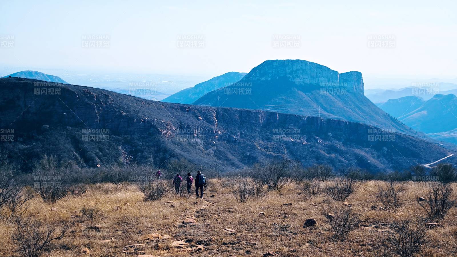 太行山脉空中草原上的登山之旅图片