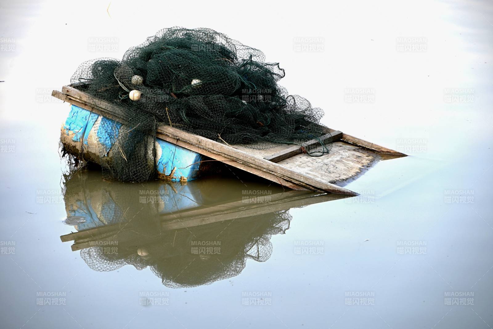 渔网漂浮水面图片