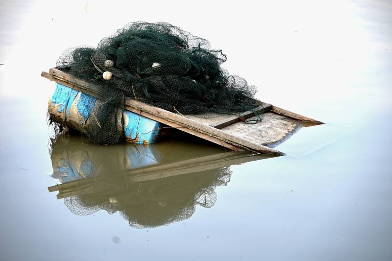 渔网漂浮水面图片