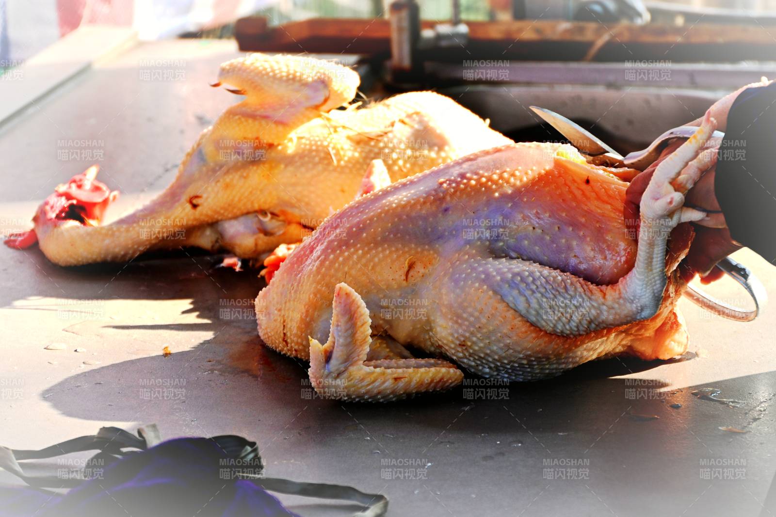 烤鸡准备中图片