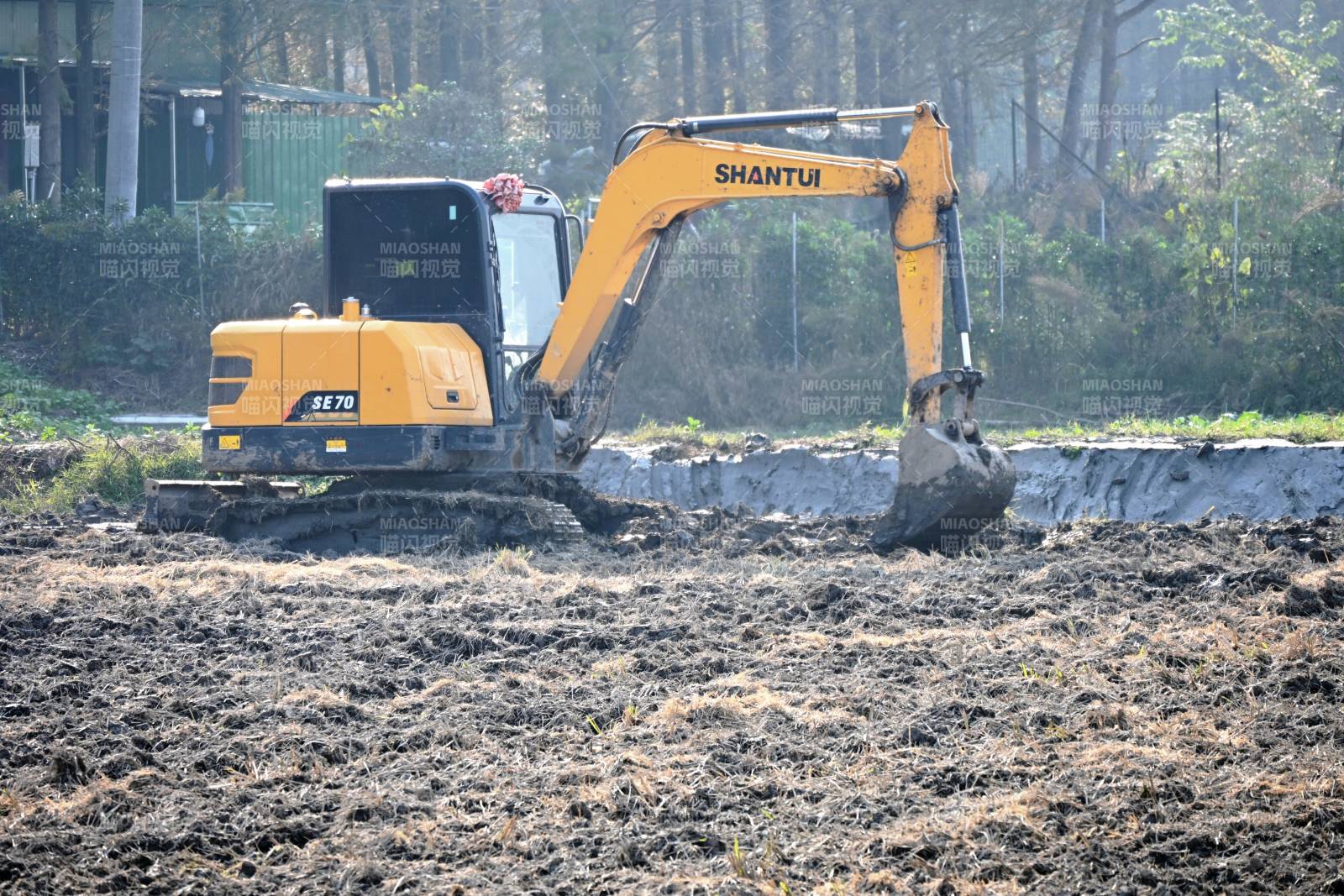 山推挖掘机作业中图片