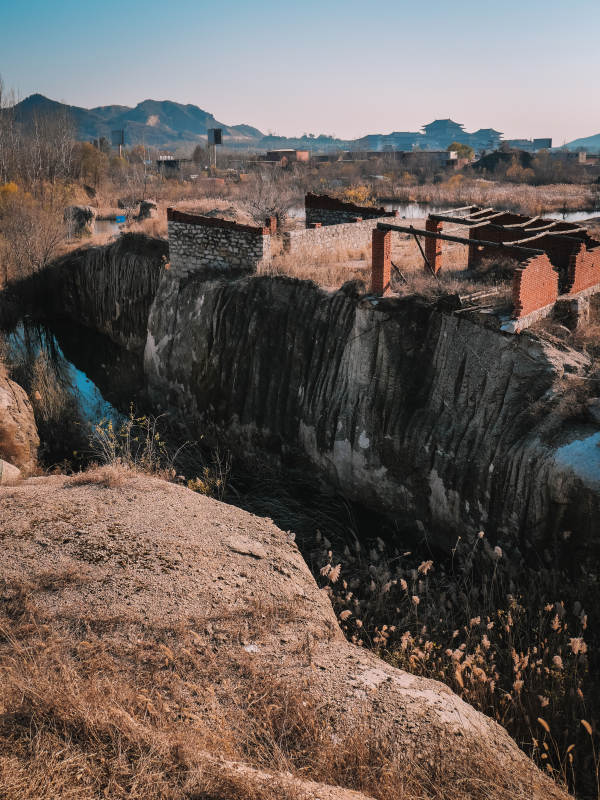 荒废的河岸遗址图片