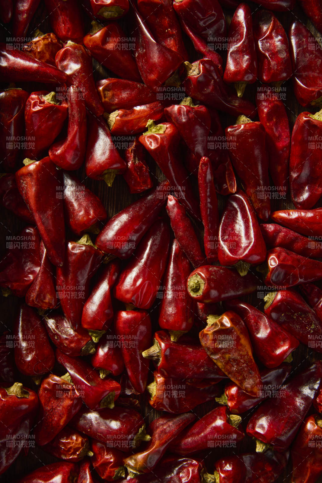 红辣椒堆叠特写图片