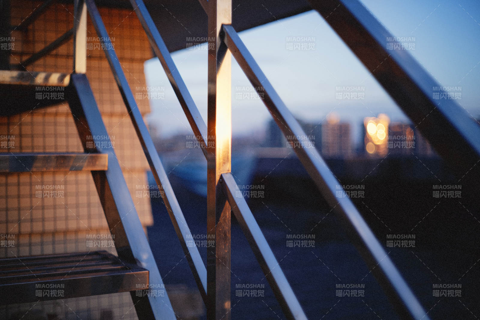 黄昏楼梯光影图片