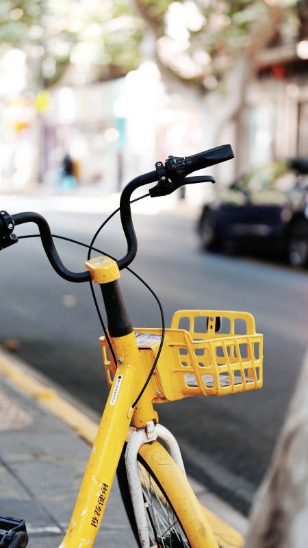 黄色共享单车街景图片