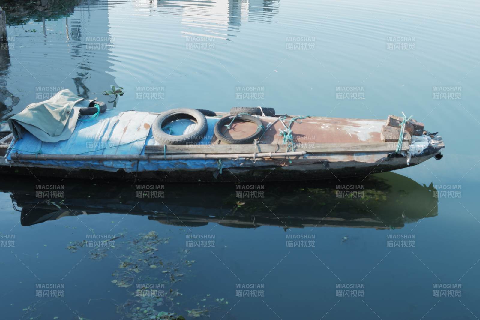 水上漂浮的旧船图片