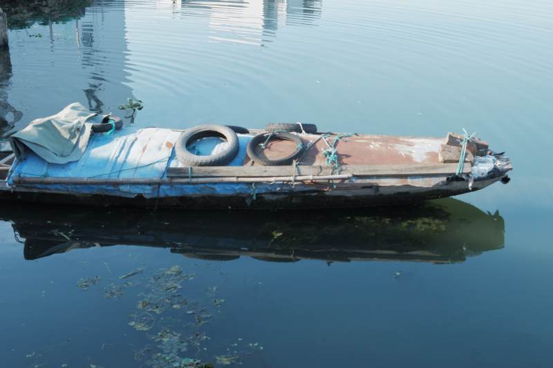 水上漂浮的旧船图片