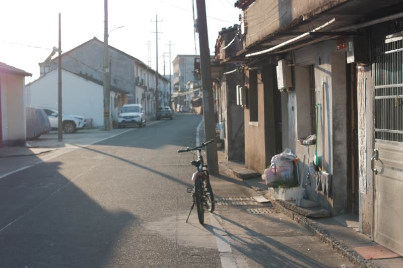 静谧街巷晨光图片