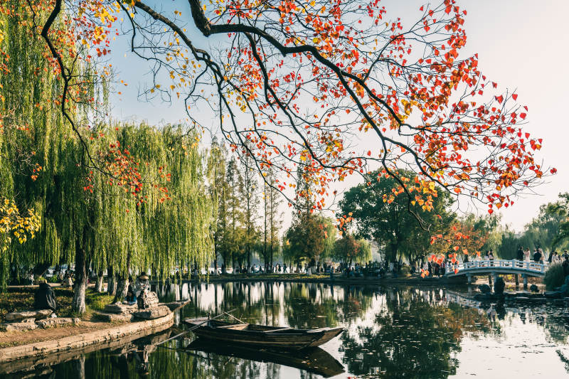 金秋湖面静景图片