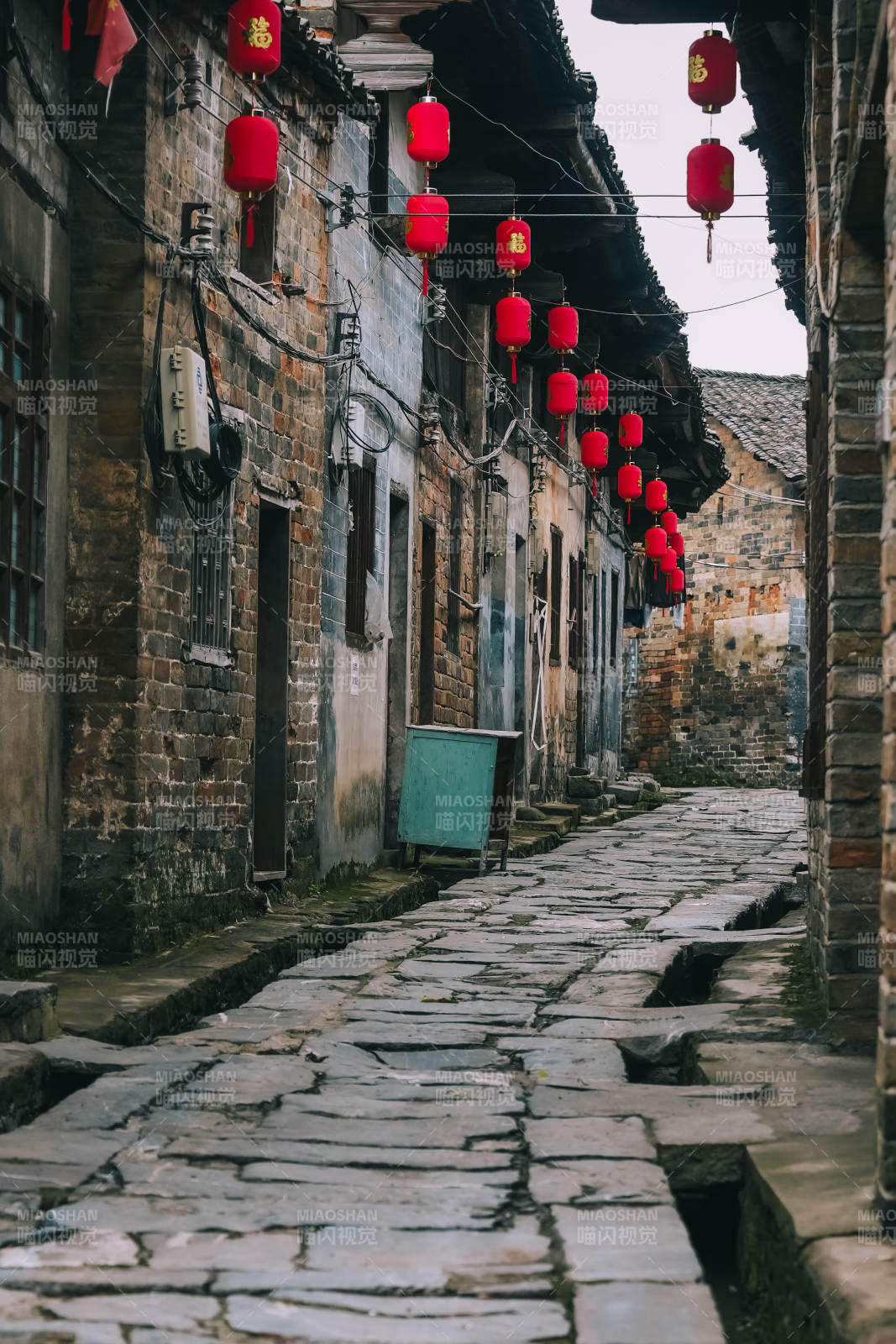 古巷红灯映旧墙图片