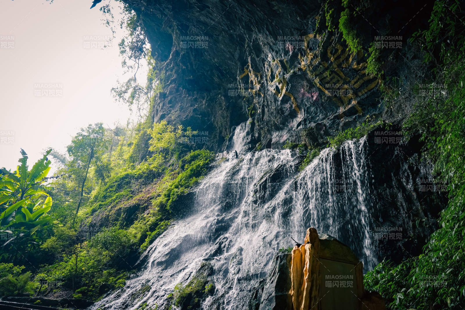 瀑布入深谷图片