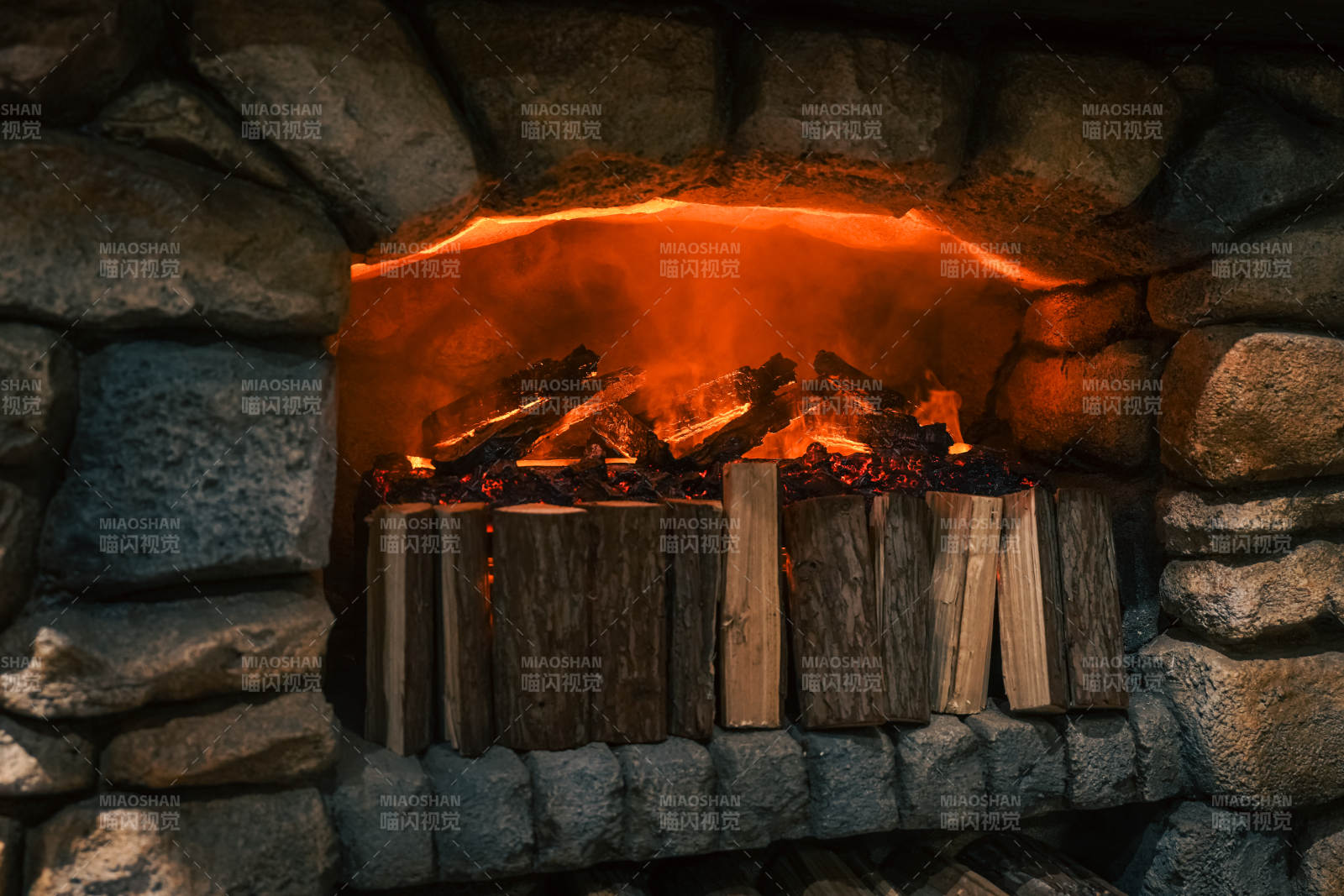 石炉燃木火光图片