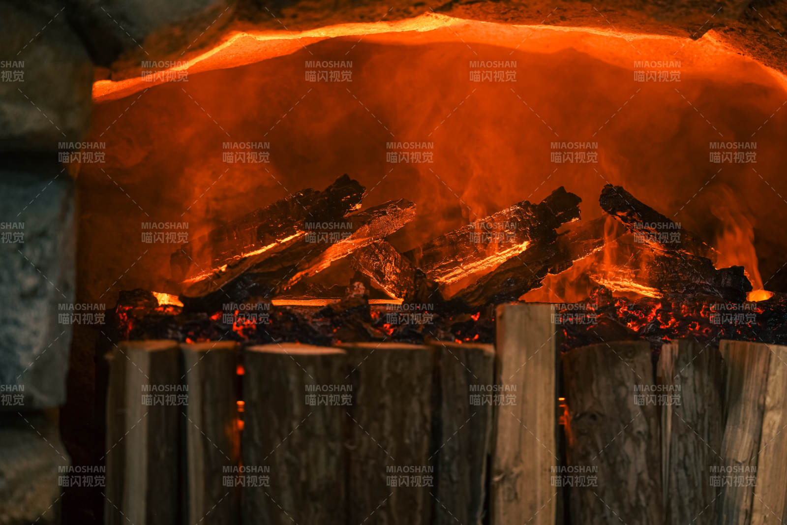 炉火熊熊燃烧图片