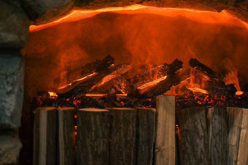 炉火熊熊燃烧图片