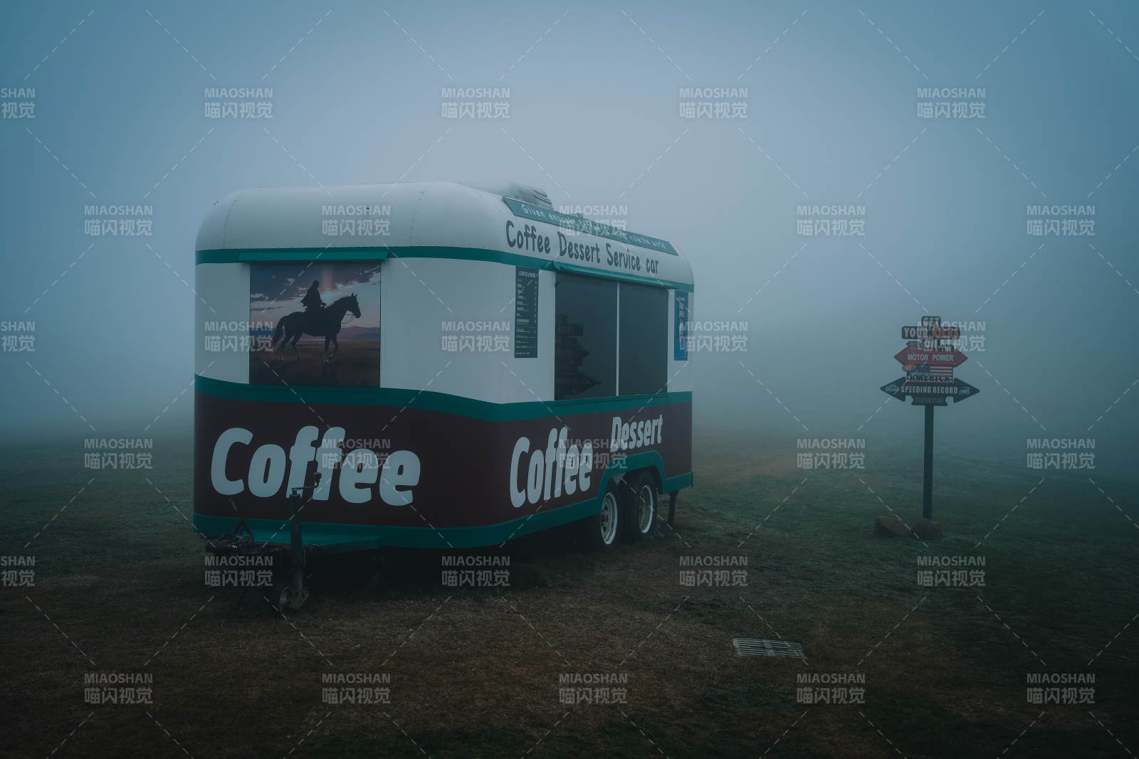 雾中咖啡车图片